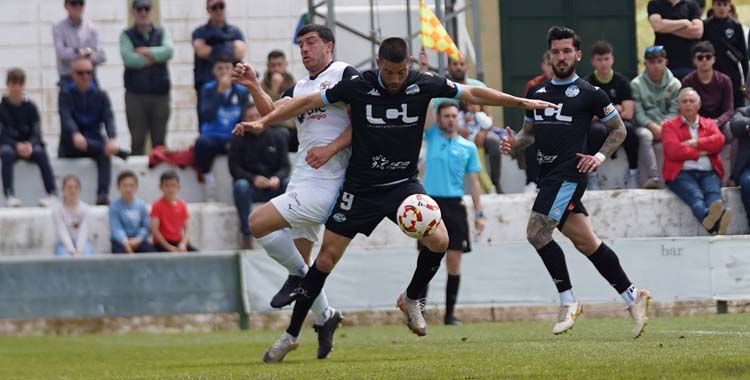 David Agudo cubre el balón ante el Pozoblanco. Foto: Antonio Dávila