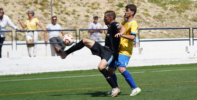 David Agudo pugna por el balón con un jugador del Tomares. Foto: Antonio Dávila / Ciudad de Lucena