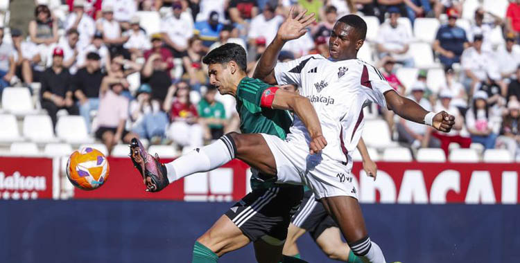 Kofane, una de las sensaciones de la temporada, lucha por el balón en el Albacete-Racing Ferrol. Foto: LaLiga Hypermotion