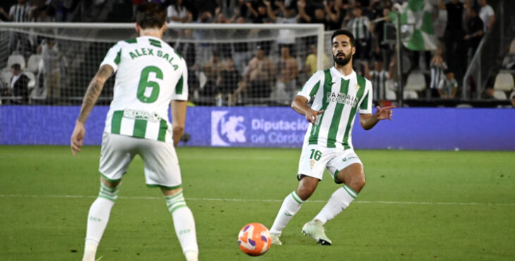 Rubén Alves juega con Álex Sala en un partido del Córdoba. Autora: Natalia Román