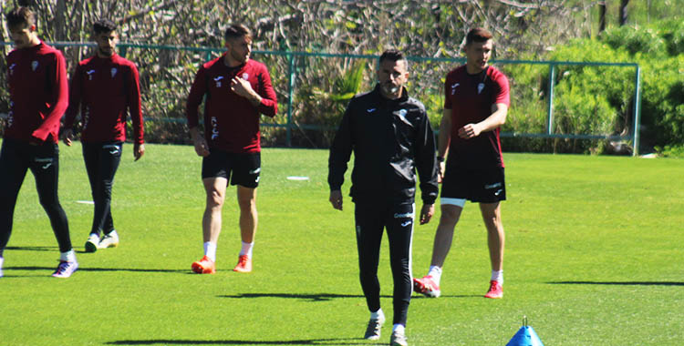 Iván Ania en uno de los entrenamientos de la semana