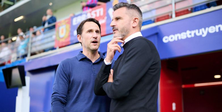 Iván Ania conversa con Beñat San José en Ipurua. Foto: LaLiga Hypermotion