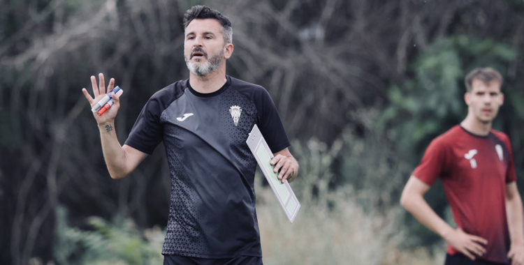 Iván Ania durante un entrenamiento del Córdoba.