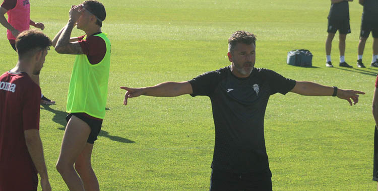 Iván Ania dando instrucciones a sus hombres con un recuperado Álex Sala.