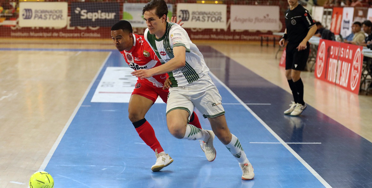 Aranda lucha con un jugador del Jimbee Cartagena. Foto: Edu Luque / Córdoba Futsal