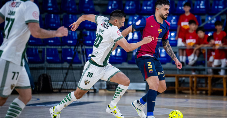 Arnaldo Báez presiona a Matheus en el Palau Blaugrana.