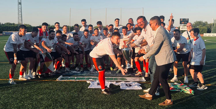 El Hélity Egabrense recibiendo la copa de campeón de la Primera Andaluza. Foto: RFAF - Córdoba