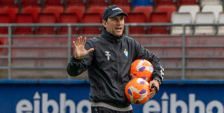 Beñat San José en un entrenamiento del Eibar.