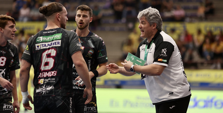 Paco Bustos da instrucciones a sus jugadores. Foto: Arcalle / R. Campillos