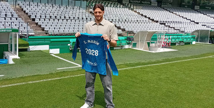 Carlos Marín mostrando su camiseta con el 2028.
