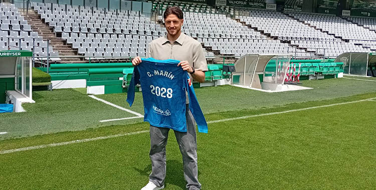 Carlos Marín mostrando su camiseta con el 2028.