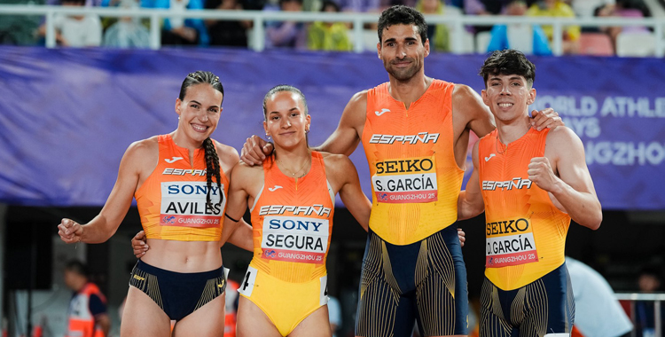 Carmen Avilés y sus compañeros en los World Athletics Relays.