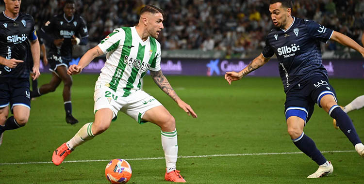 Casas ante un jugador del Cádiz.