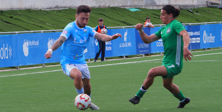 Cascajo encara a un jugador del Internacional de Sevilla. Foto: Jesús Barranco