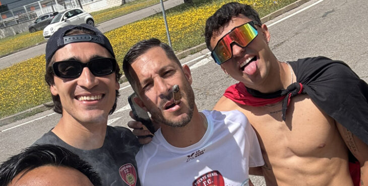 Álvaro Cejudo, en el centro, celebra el ascenso del Salerm.