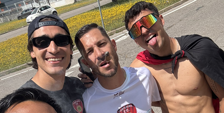 Álvaro Cejudo, en el centro, celebra el ascenso del Salerm.