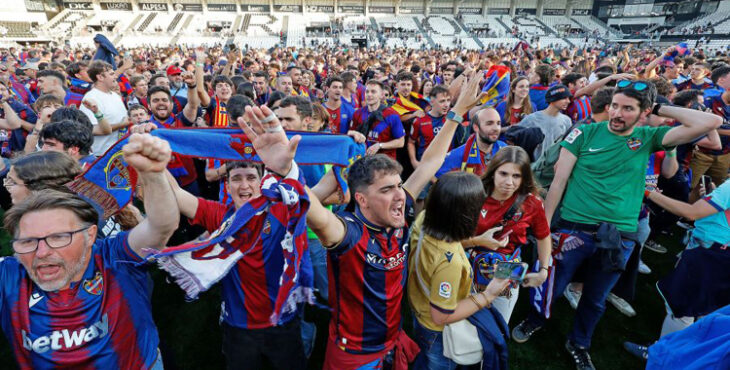 El Levante celebró su ascenso a Primera en Burgos.