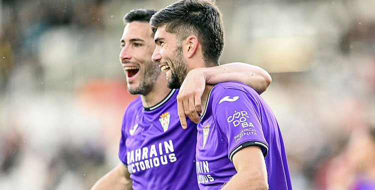 Albarrán y Theo Zidane celebrando el segundo gol del Córdoba en Burgos. Foto: LaLiga Hypermotion