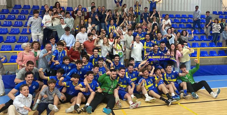 Equipo y afición celebran el hito de La Salle.