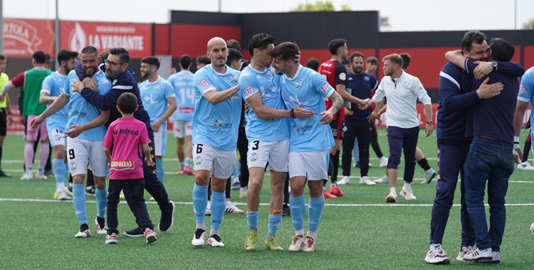 La celebración del triunfo celeste ante el Salerm Puente Genil, al que acompañará a la Copa del Rey. Foto: Antonio Dávila / Ciudad de Lucena