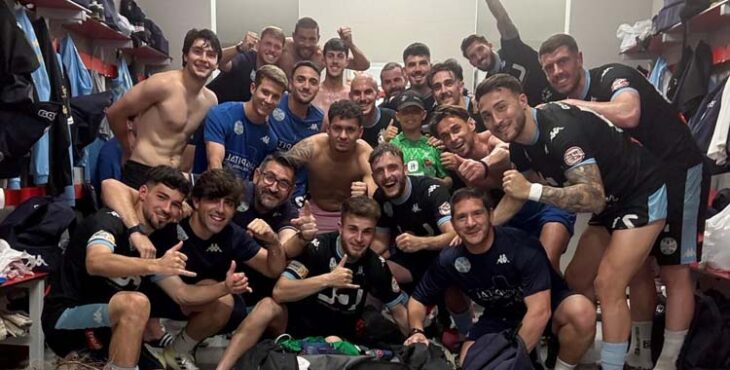 El vestuario celeste celebra su triunfo en Sevilla.