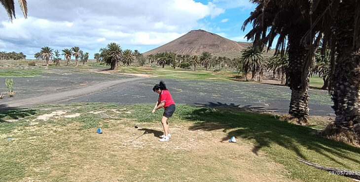 Chyki Trillo saliendo del par 3 bonito hoyo 15 de Costa Teguise Golf presidido por unos de los volcanes de la isla de César Manrique.