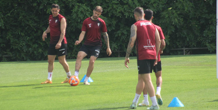 El italiano Gabriel Corbo, que aún no fue titular, tocando el balón.