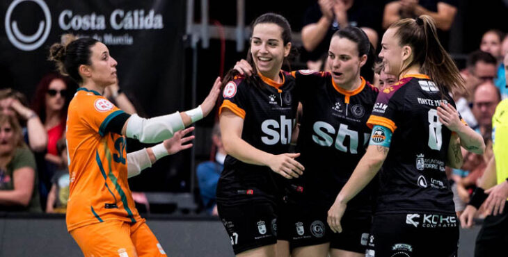 Cristina García celebra con sus compañeras un gol del STV Roldán.