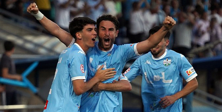 José Cruz celebra su golazo, el de la sentencia ante el Tomares.