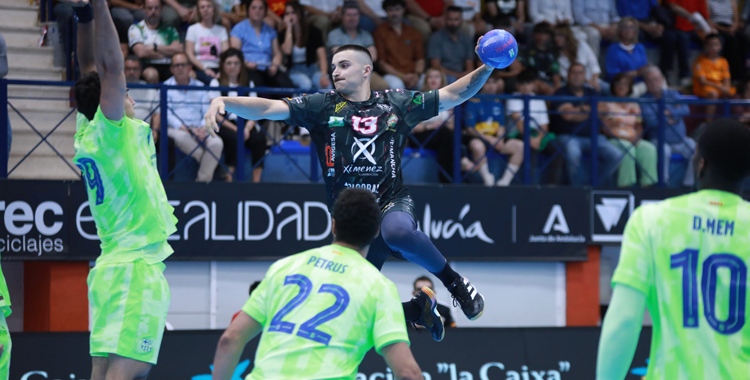Domingo Luis Mosquera arma el brazo ante el Barcelona.