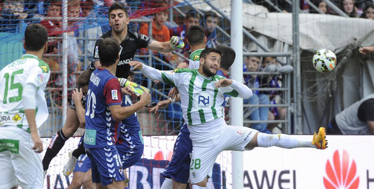 Florin intenta un remate en el último Eibar-Córdoba.