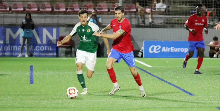 Un momento del duelo entre Estepona y Cacereño. Foto: Josele García / CP Cacereño