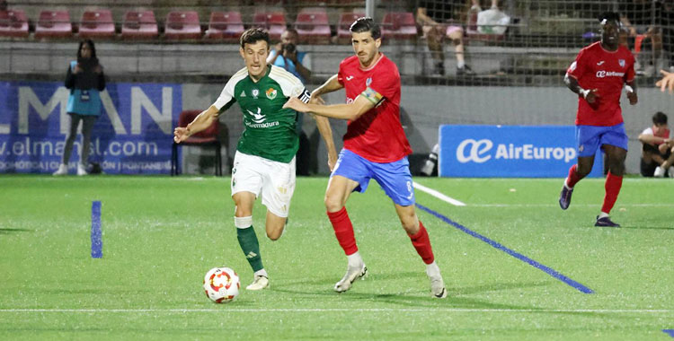 Un momento del duelo entre Estepona y Cacereño. Foto: Josele García / CP Cacereño