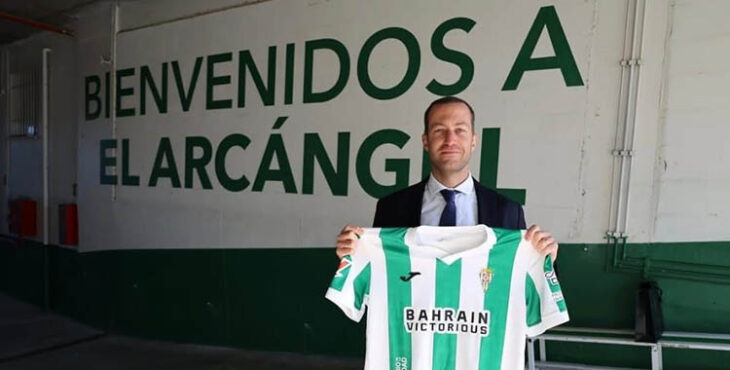 El jordano Faisal Bin Jamid mostrando la blanquiverde con el patrocinio de Baréin en febrero.