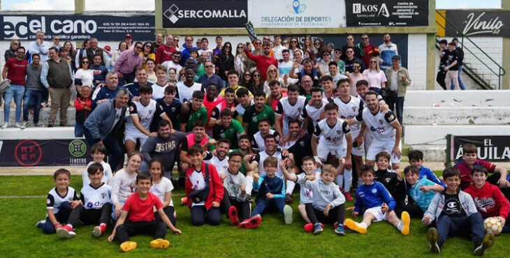 Una foto de familia del plantel del Pozoblanco, que Alberto Fernández aspira a mantener. Foto: CD Pozoblanco