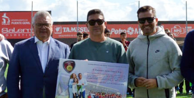 Francis Cabeza, en el centro, en un homenaje.
