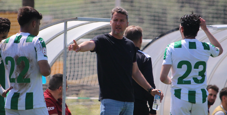 Gaspar Gálvez da instrucciones a sus jugadores en un partido del Córdoba B. Foto: CCF