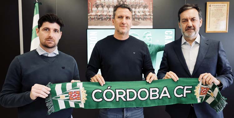 Gaspar Gálvez posa junto a Javi Flores y Fernández Monterrubio.