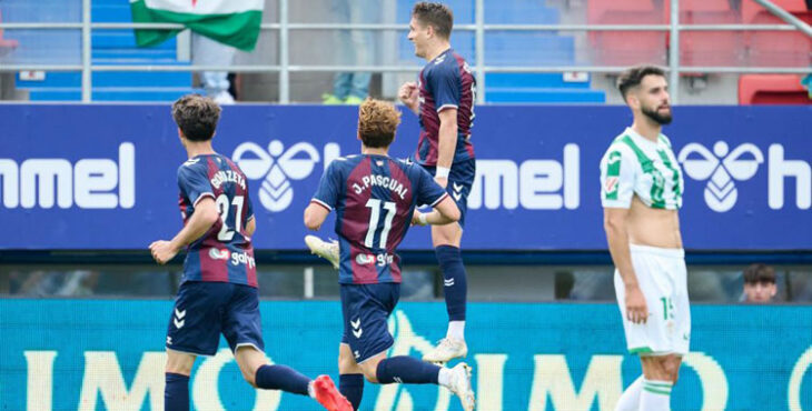 Corpas celebra su gran primer gol para el Eibar, con Xavi Sintes apesadumbrado en primer término. Foto: LaLiga Hypermotion