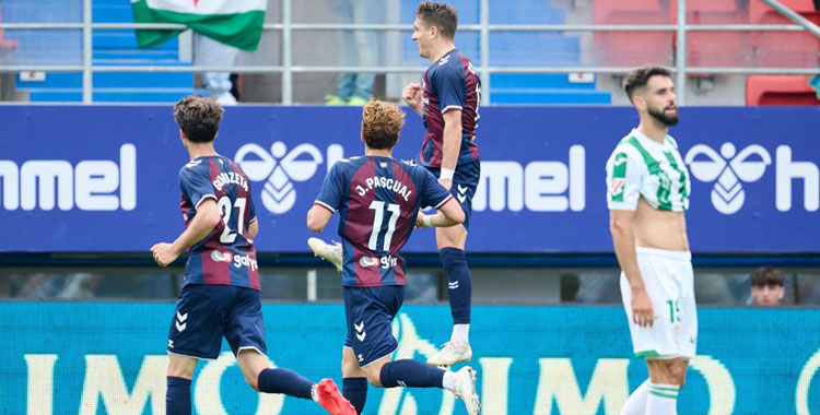 Corpas celebra su gran primer gol para el Eibar, con Xavi Sintes apesadumbrado en primer término. Foto: LaLiga Hypermotion