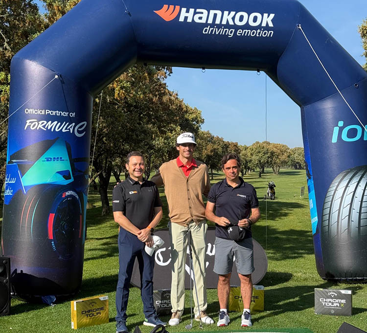Tres golfistas posando bajo el arco de Hankook en La Valmuza.