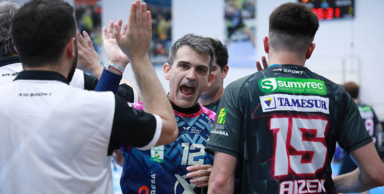 Álvaro de Hita celebrando el triunfo ante Cuenca con su el banquillo