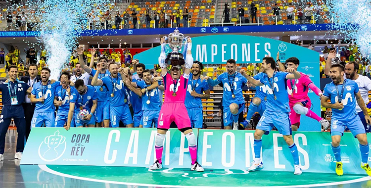 Bebé y Cecilio, a la derecha, celebran el título de Copa.