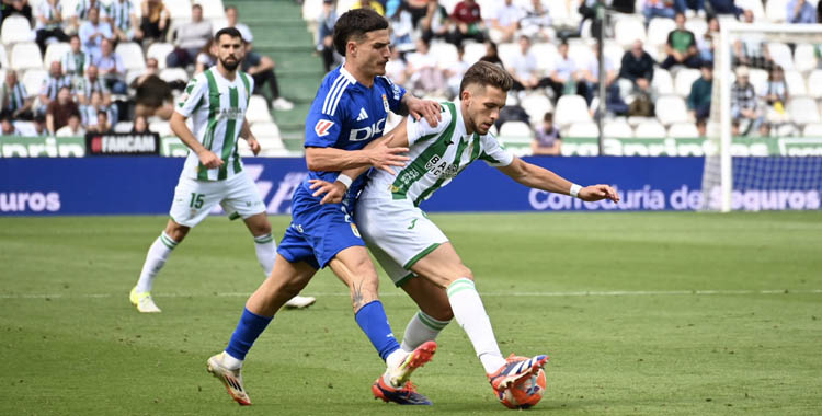 Isma Ruiz protege el balón en el partido ante el Real Oviedo en El Arcángel. Autora: Natalia Román