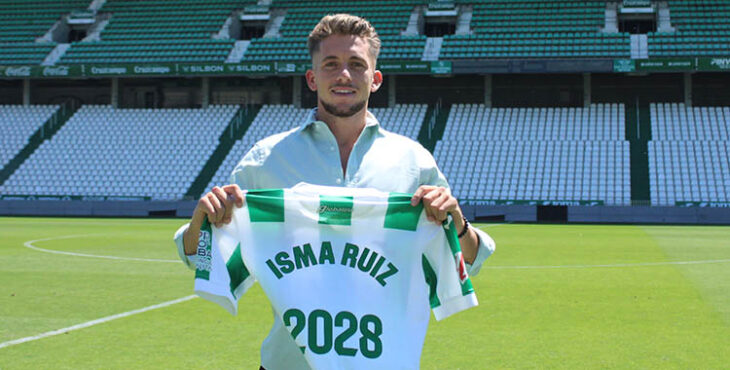 Isma Ruiz mostrando la fecha de su nuevo contrato.