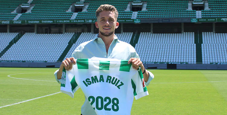 Isma Ruiz mostrando la fecha de su nuevo contrato.