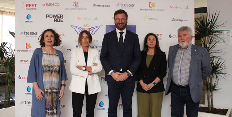 Los representantes de las instituciones públicas junto a la presidenta del Real Aeroclub, Isabel Blancas, y el delegado de la Andaluzas de tenis. Antonio Rabasco.