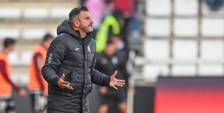 Iván Ania mostrando su impotencia en los compases finales.