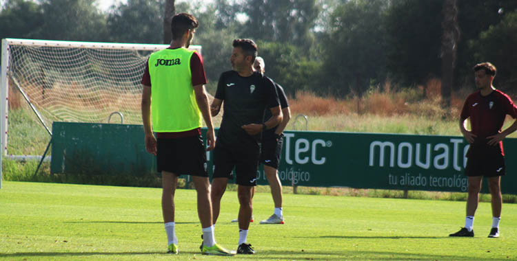 Iván Ania departiendo con Theo Zidane en el penúltimo entrenamiento de la temporada.
