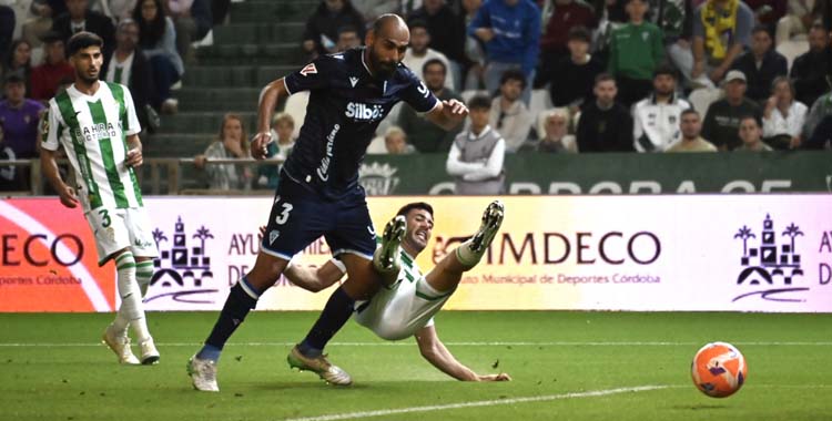 Jacobo cae ante el defensa del Cádiz Fali. Autora: Natalia Román
